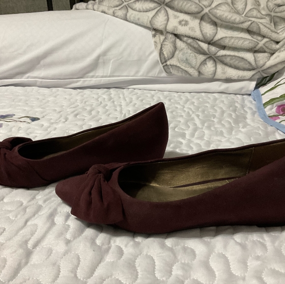 REDUCED TO SELL!BEAUTIFUL Bandolino burgundy suede wedges - Picture 3 of 5